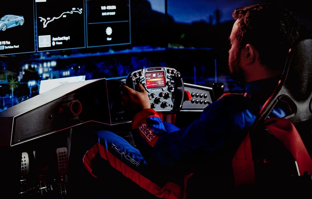 Zestaw Moza Racing z bazą R12 V2, pedałami i kierownicą w symulatorze wyścigowym