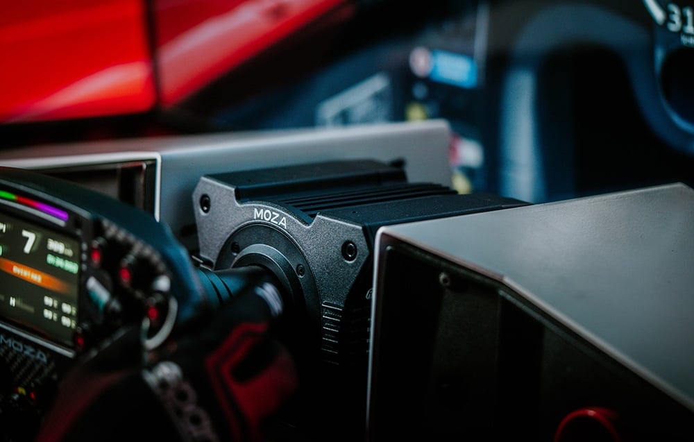 Baza Moza Racing R12 V2 z zamontowaną kierownicą i wyświetlaczem