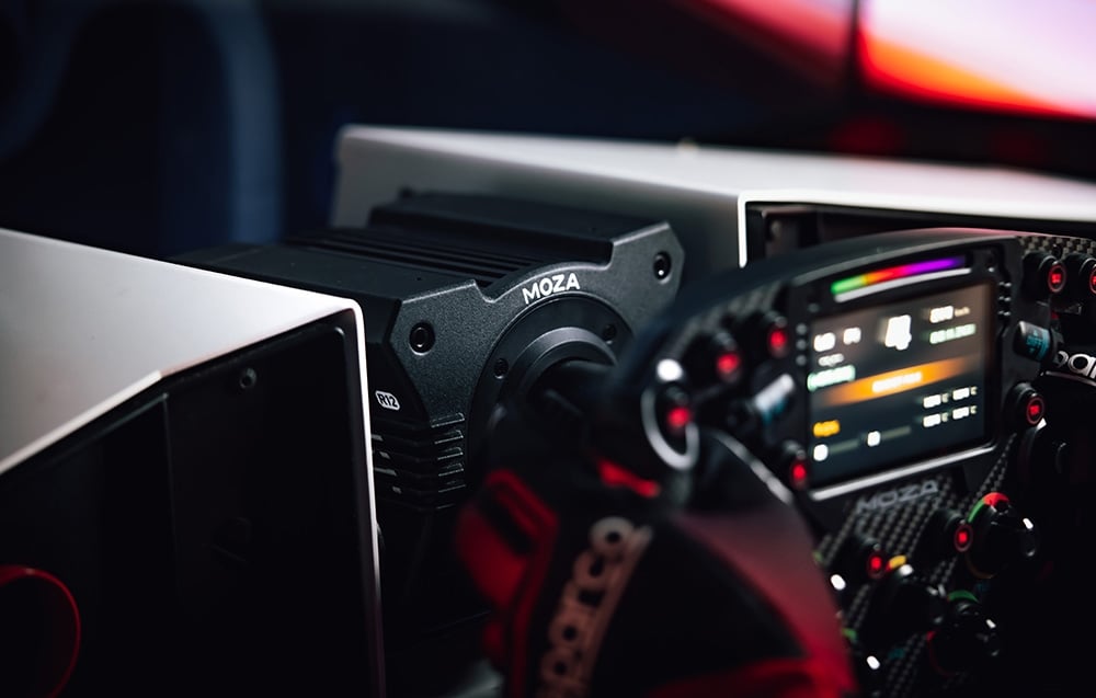 Kierownica z ekranem zamontowana na bazie Moza Racing R12 V2 w kokpicie simracingowym