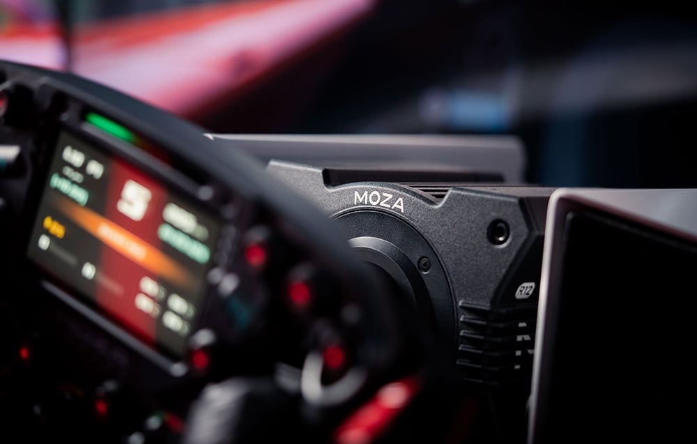 Zbliżenie na bazę Moza Racing R12 V2 z pierścieniem ślizgowym i złączami