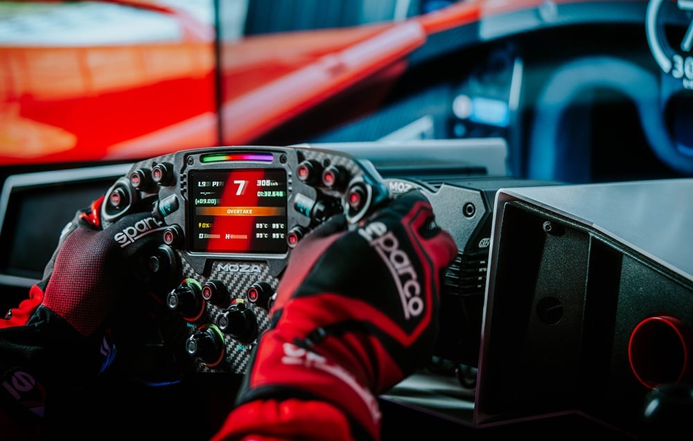 Gracz korzystający z bazy Moza Racing R12 V2 podczas wyścigu na PC