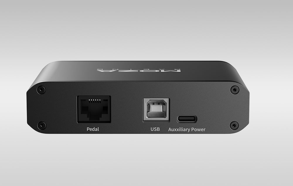 Hub MOZA RS050 z portami pedałów USB i zasilania pomocniczego na aluminiowej obudowie