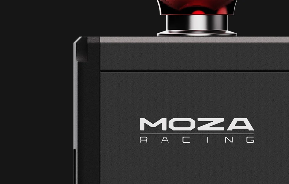 Zbliżenie na przycisk i logo Moza Racing na obudowie E-Stop