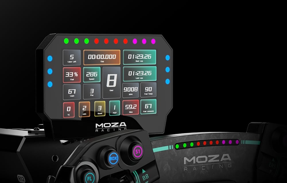 Wyświetlacz Moza Racing CM2 RS072 zamontowany w kokpicie z innymi urządzeniami MOZA