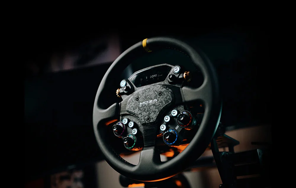 Kierownica sim-racingowa Moza Racing CS Pro o średnicy 325 mm z wbudowanym ekranem telemetrycznym HD 2.99 cala.