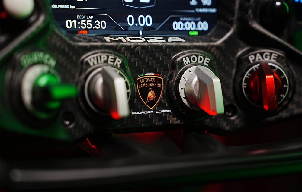 Zbliżenie na pokrętła i logo Lamborghini na obudowie kierownicy Moza Essenza SCV12