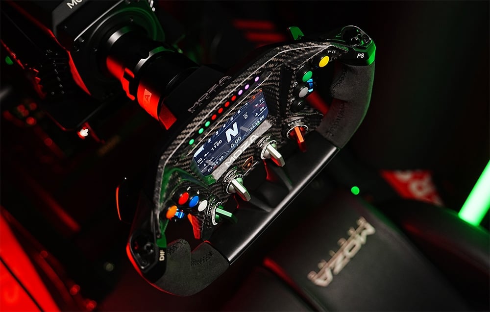 Widok z góry na kierownicę Moza Lamborghini Essenza SCV12 z paskiem LED RPM