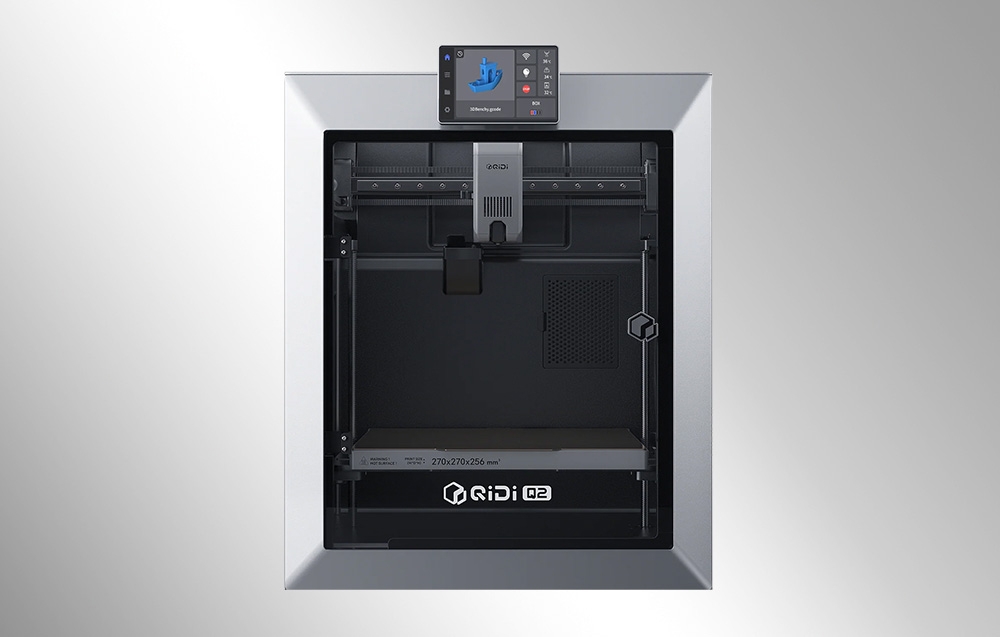 Przód drukarki 3D QIDI Q2 z ekranem dotykowym i zamkniętą komorą roboczą.