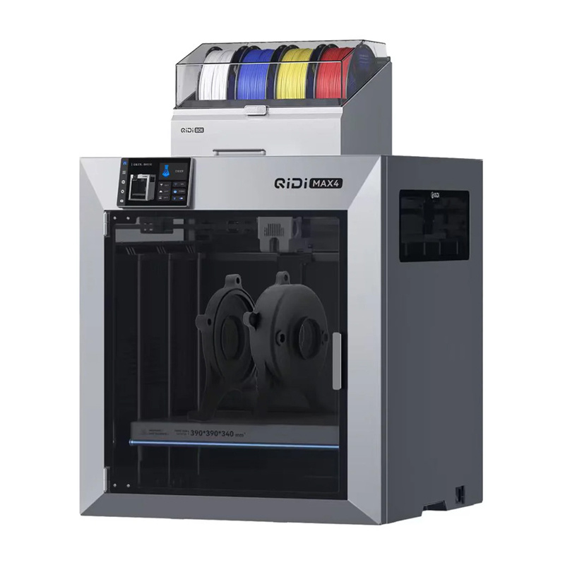 Operator instalujący nową szpulę technicznego filamentu inżynieryjnego w boczny podajnik drukarki 3D.