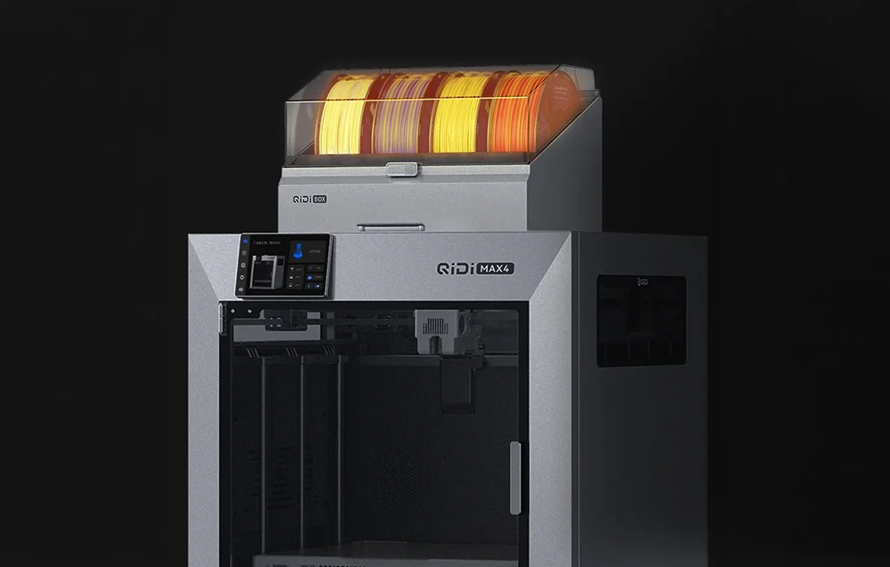 Przemysłowa zamknięta drukarka 3D QIDI Max 4 Combo drukująca wielokolorowe modele w komorze CoreXY.