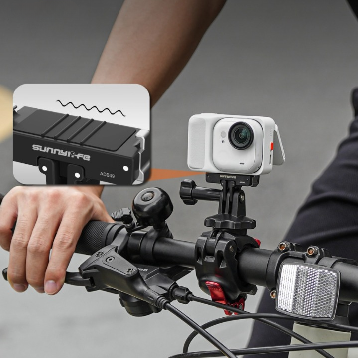 Silikonowa podkładka antypoślizgowa i amortyzująca w adapterze do Insta360 GO Ultra.