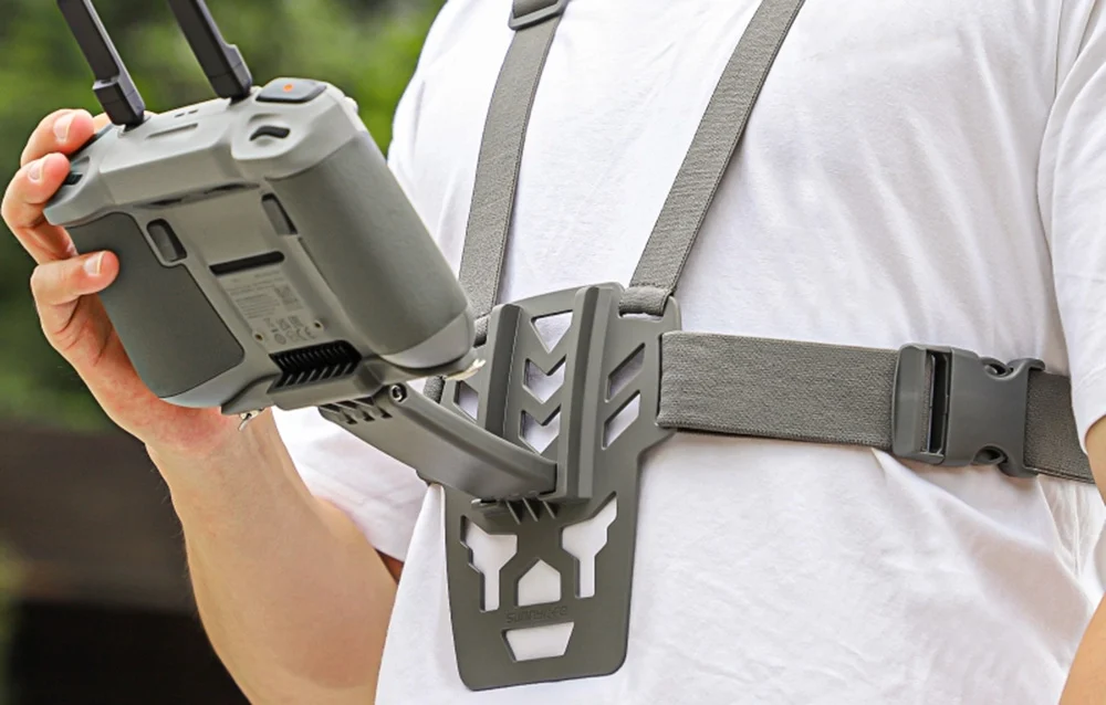 Zintegrowany przegub mocowania pozwalający na płynne ustawienie optymalnego kąta widzenia ekranu kontrolera.