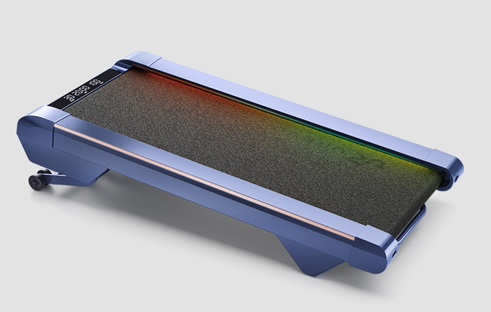 Niebieska bieżnia elektryczna UREVO Cyberpad z oświetleniem RGB w nowoczesnym salonie.