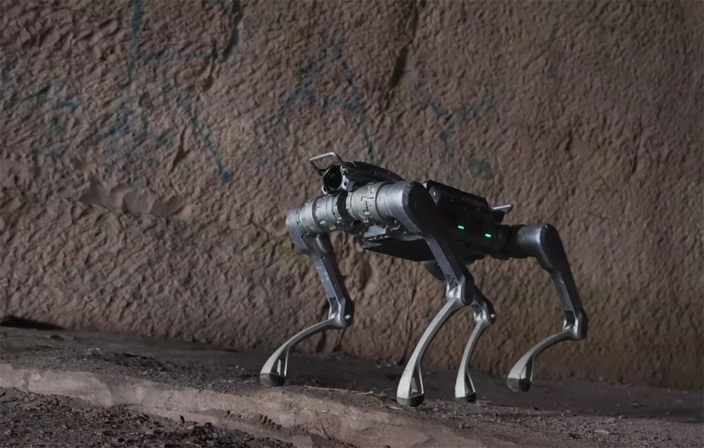 Unitree A2 z zielonymi diodami LED – robot przemysłowy do patroli i inspekcji w środowisku technicznym.