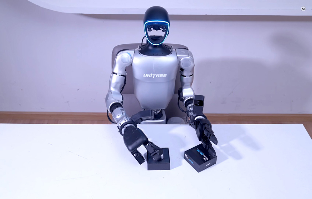 Robot UNITREE G1 z dłońmi Dex3-1 podczas chwytania przedmiotów
