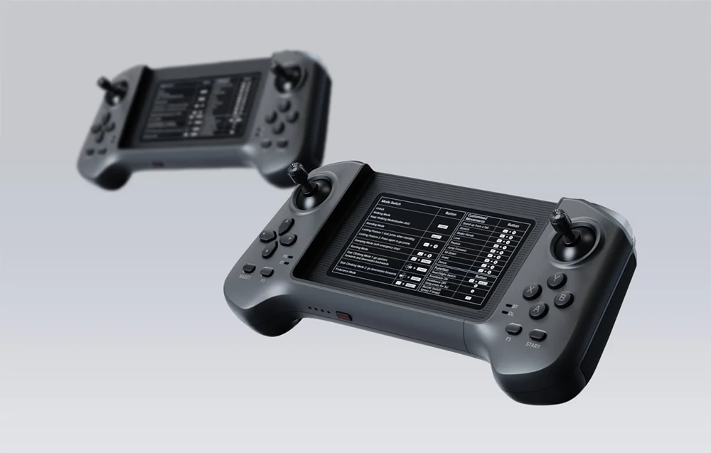 Dwa kontrolery UNITREE H2 na szarym tle – bezpośrednie sterowanie joystickami i przyciskami w projektach edukacyjnych oraz badawczych.