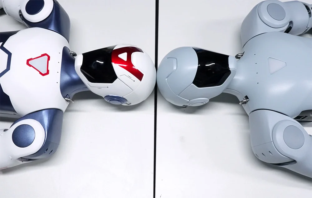 Zbliżenie Unitree R1 Basic w pozycji bojowej – humanoidalny robot przygotowany do dynamicznych sekwencji ruchu.