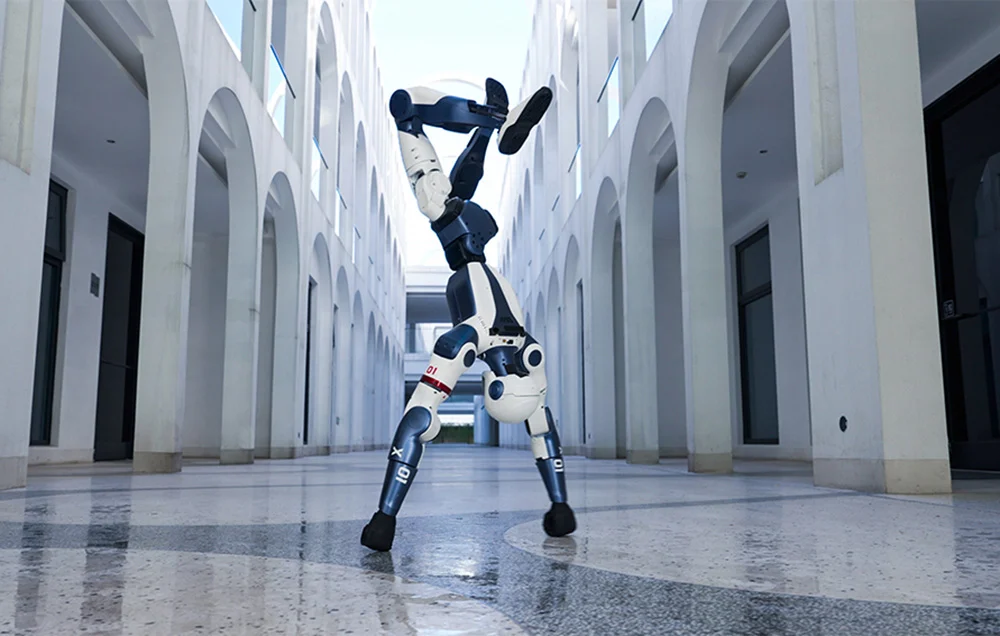 Unitree R1 Basic wykonuje stanie na rękach w korytarzu – demonstracja dynamiki i stabilności robota humanoidalnego.