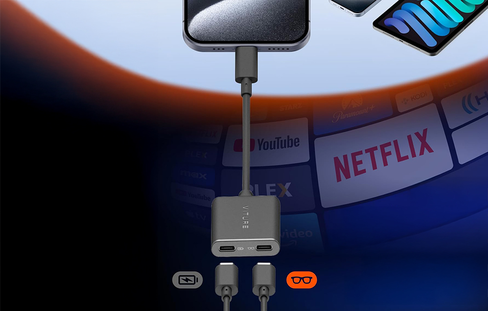 Adapter VITURE Pro USB-C XR podłączony do iPhone’a umożliwia jednoczesne korzystanie z okularów XR i ładowanie smartfona