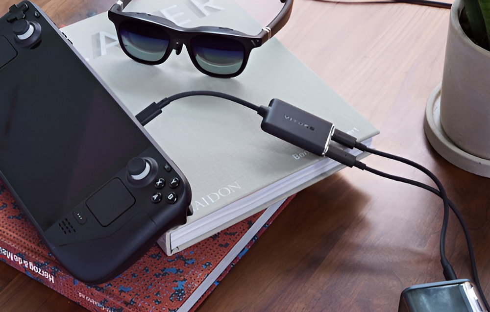 Adapter VITURE USB-C do okularów XR podłączony do urządzenia mobilnego zapewnia jednoczesne ładowanie i przesył obrazu w trybie XR