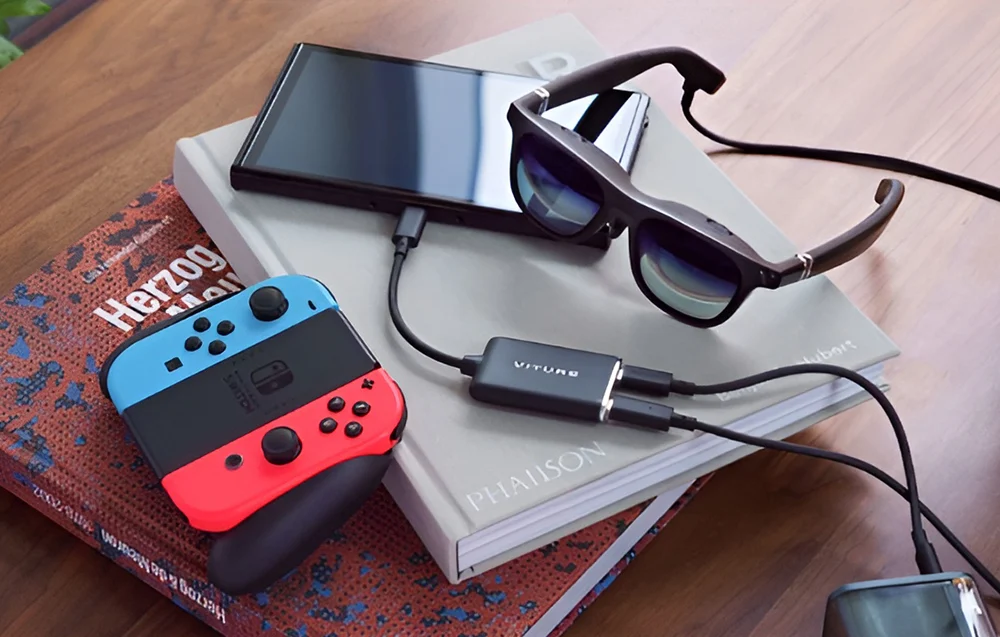 Adapter VITURE USB-C prezentowany z okularami XR podkreśla mobilne zastosowania w pracy i rozrywce