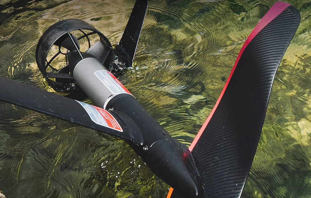 Dolne skrzydła Glider z karbonu posiadające proporcje 5,8 stabilizujące rurę napędu maszyny Waydoo Evo.