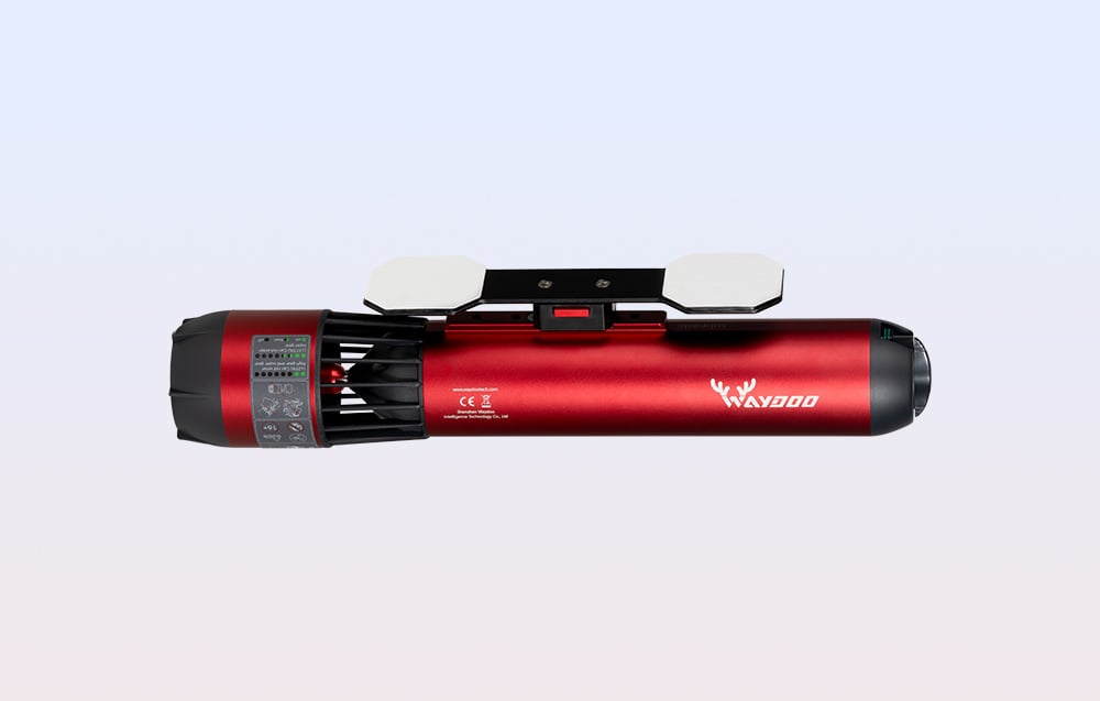 Waydoo Subnado – ultralekki (ok. 1,4 kg) skuter do basenu i morza, wymiary 377×70×70 mm, IP68 do 60 m.