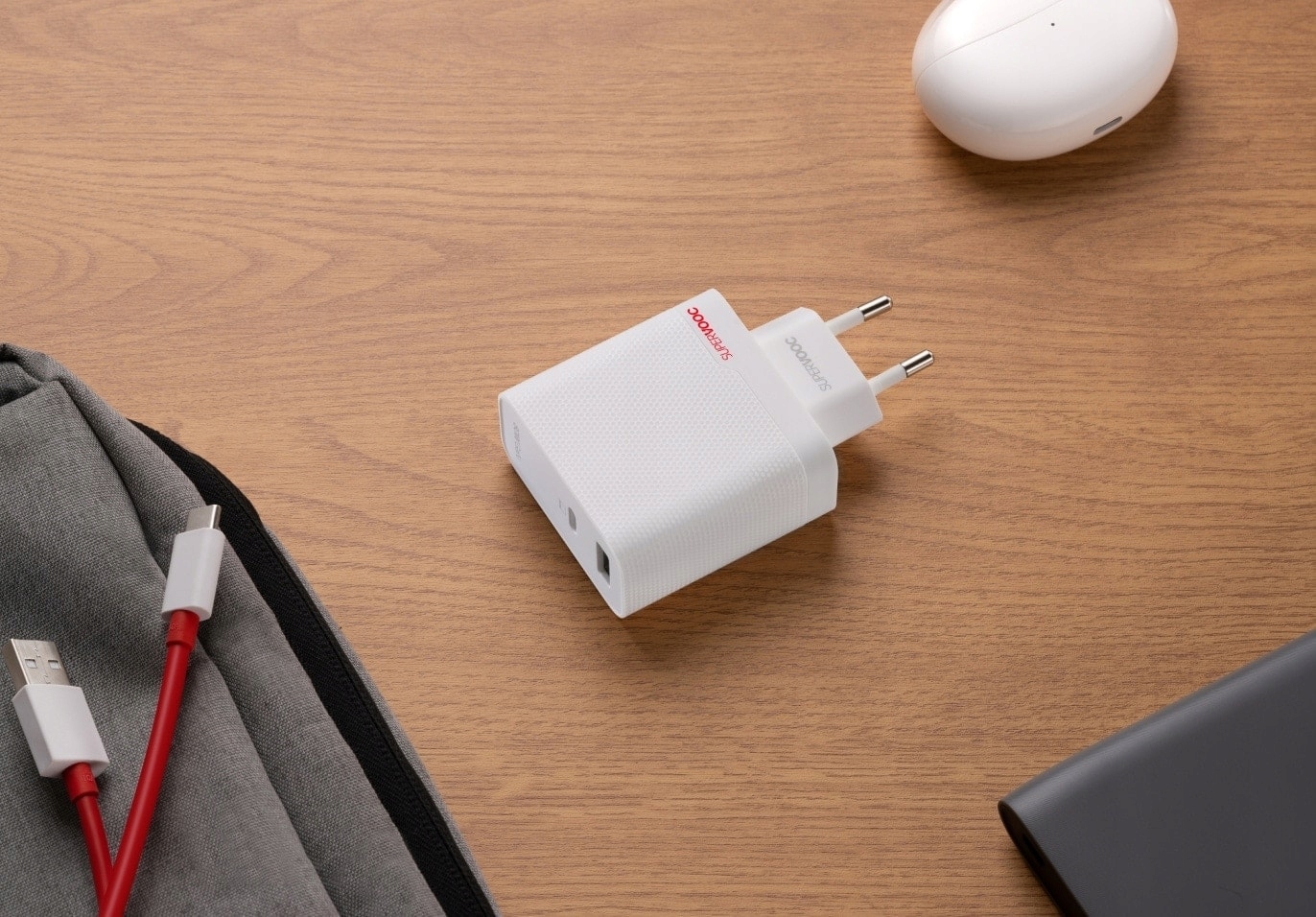 Złącza USB-A i USB-C obok siebie w ładowarce Realme Dual Ports