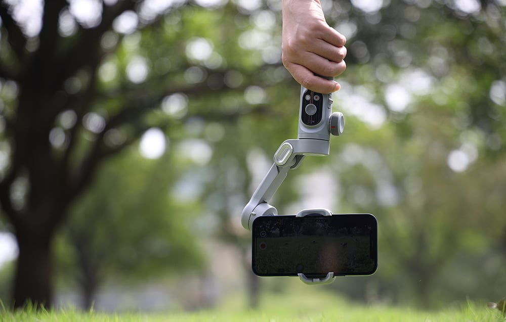 AOCHUAN Smart X Pro używany do nagrywania smartfonem w plenerze