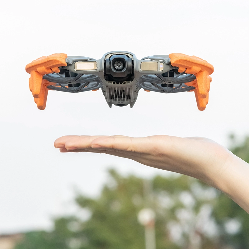 DJI Neo 2 z pływającą osłoną STARTRC podczas lotu nad wodą