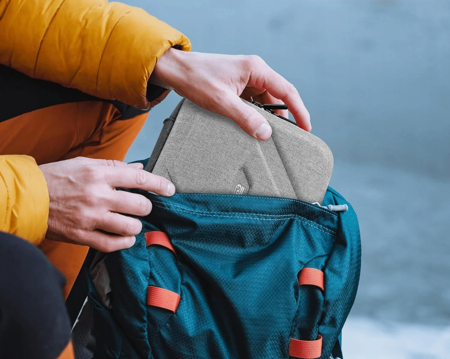 Kieszeń z siatki i przegródki w etui STARTRC do Insta360 GO Ultra