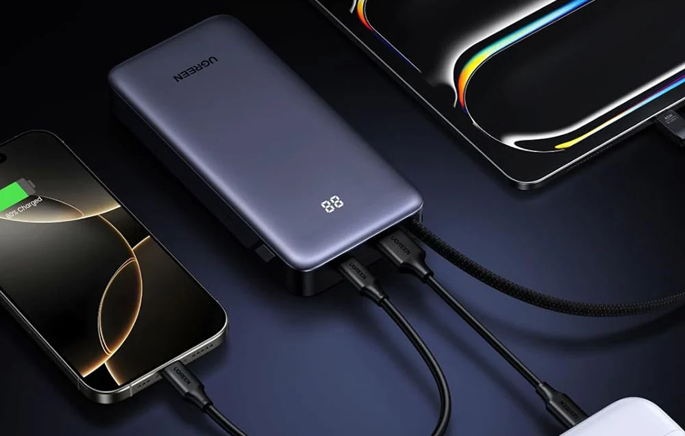 Powerbank UGREEN PB536 podłączony do smartfona i tabletu
