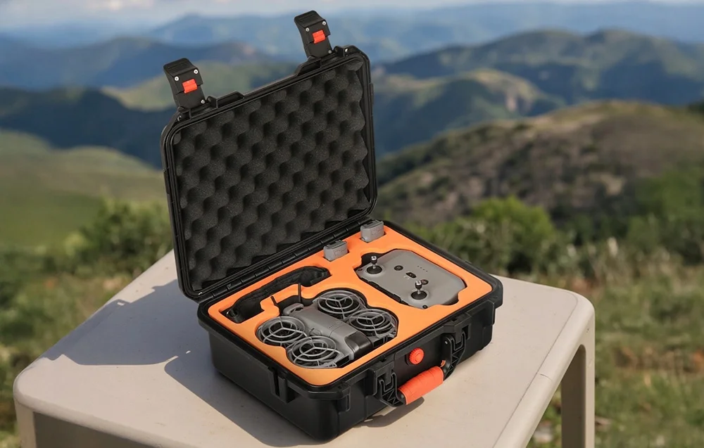 Pojemne wnętrze walizki Sunnylife AQX-26 na DJI Neo 2 i akcesoria