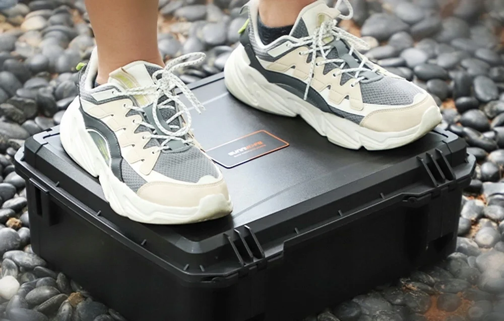 Twarda obudowa walizki Sunnylife AQX-26 odporna na uderzenia i nacisk