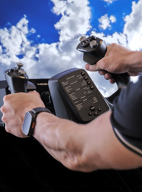 Pilot korzystający z wolantu MOZA MFY Yoke AS012 z programowalnymi przyciskami