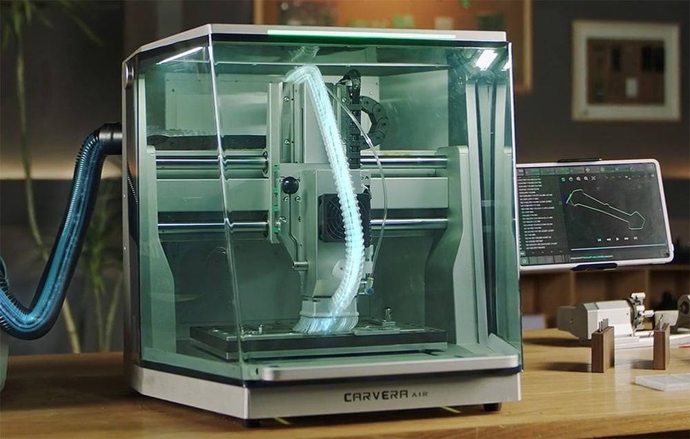 Frezarka CNC MAKERA Carvera Air w pracowni obok gotowych modeli
