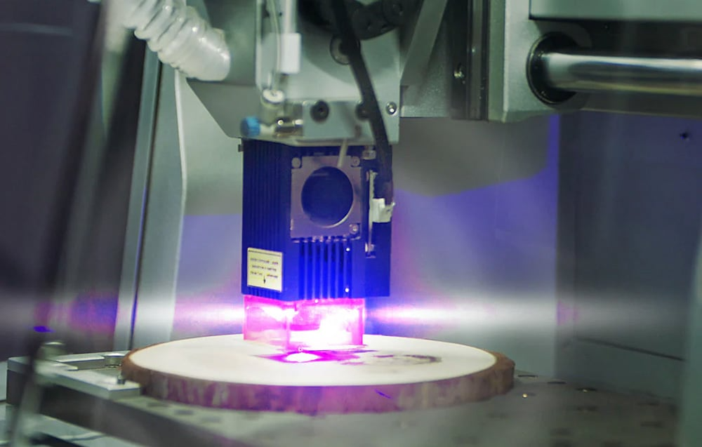 Moduł laserowy MAKERA Carvera Air grawerujący wzór w drewnie