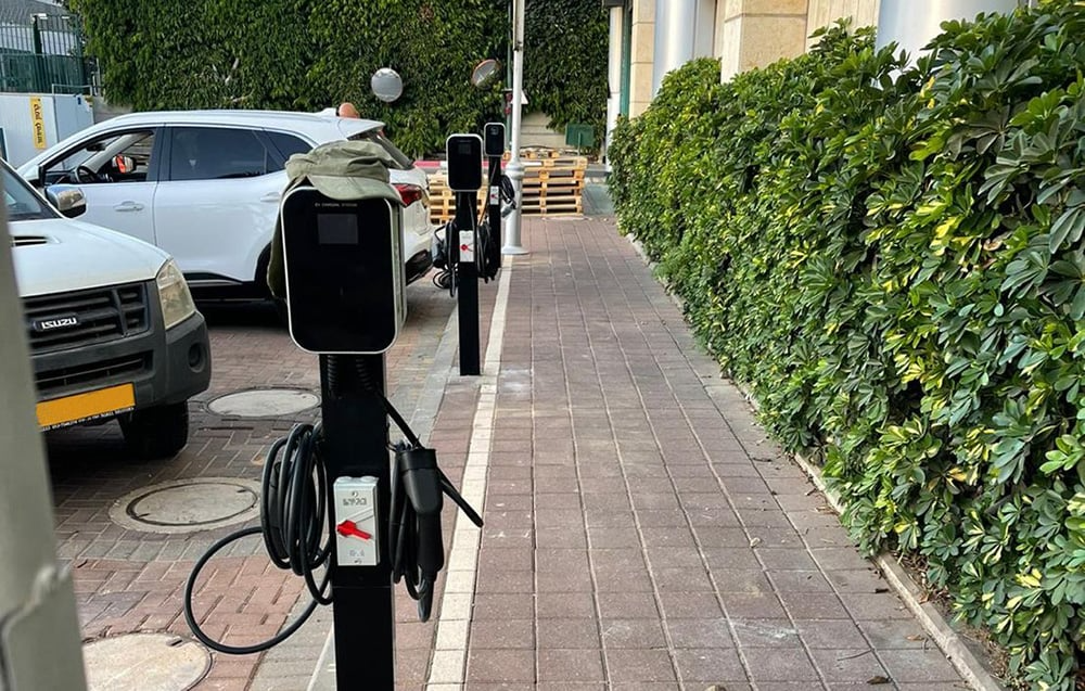 Wolnostojąca stacja ładowania BESEN BS20 przy zewnętrznym parkingu