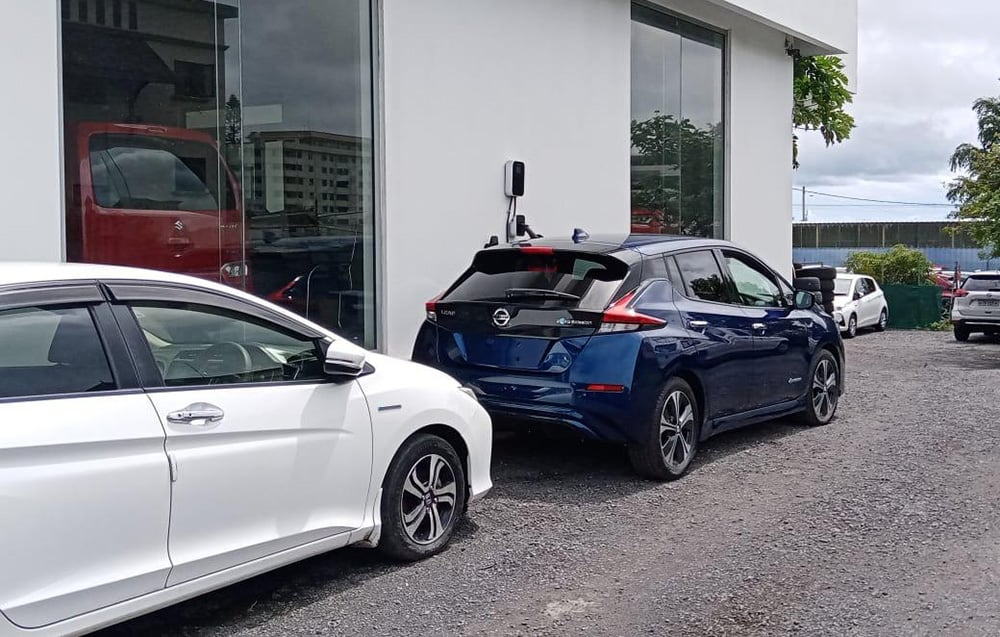 Ładowarka BESEN BS20 zamontowana na ścianie z kolorowym ekranem LCD