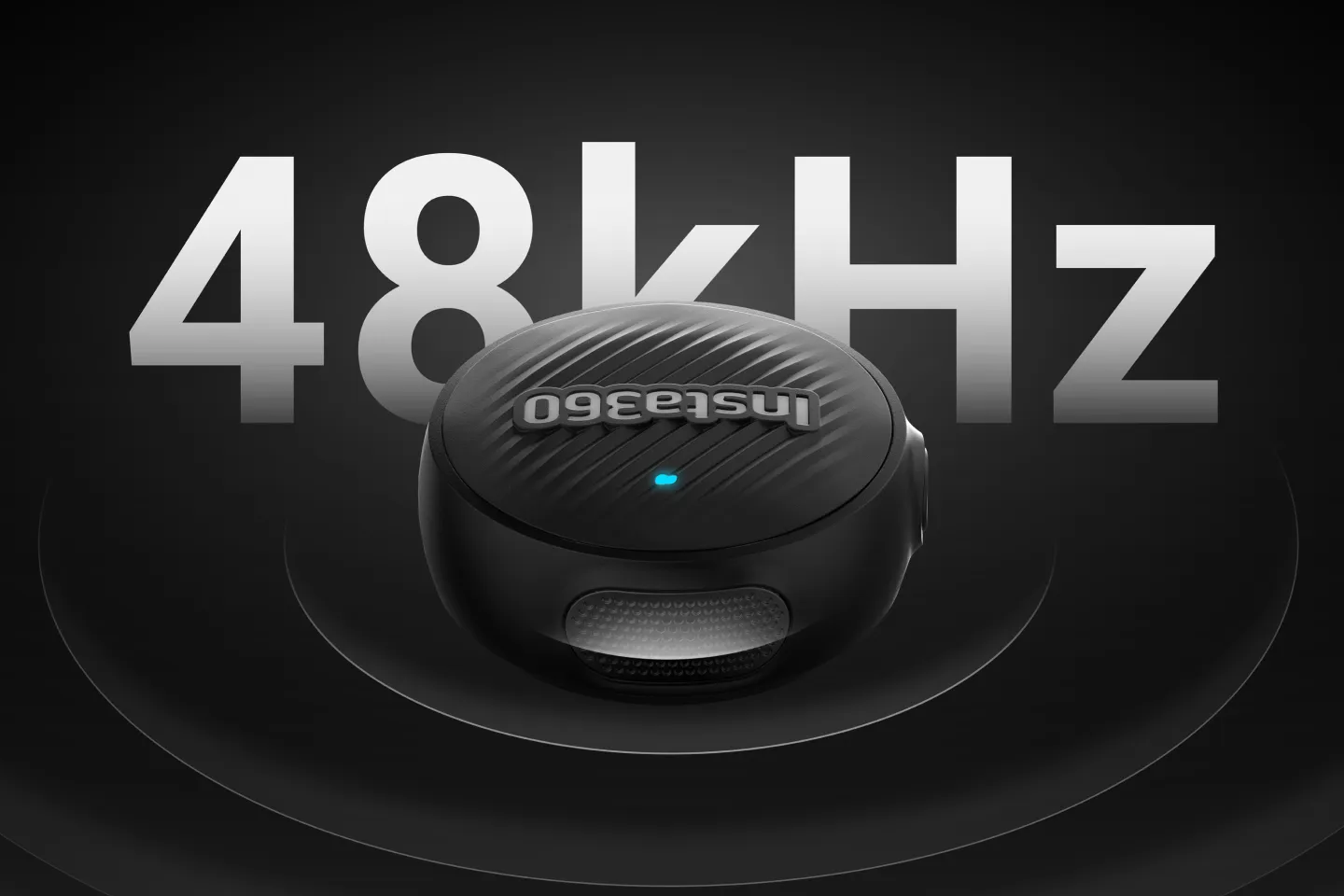 Kobieta z kamerą Insta360 X5 i mikrofonem