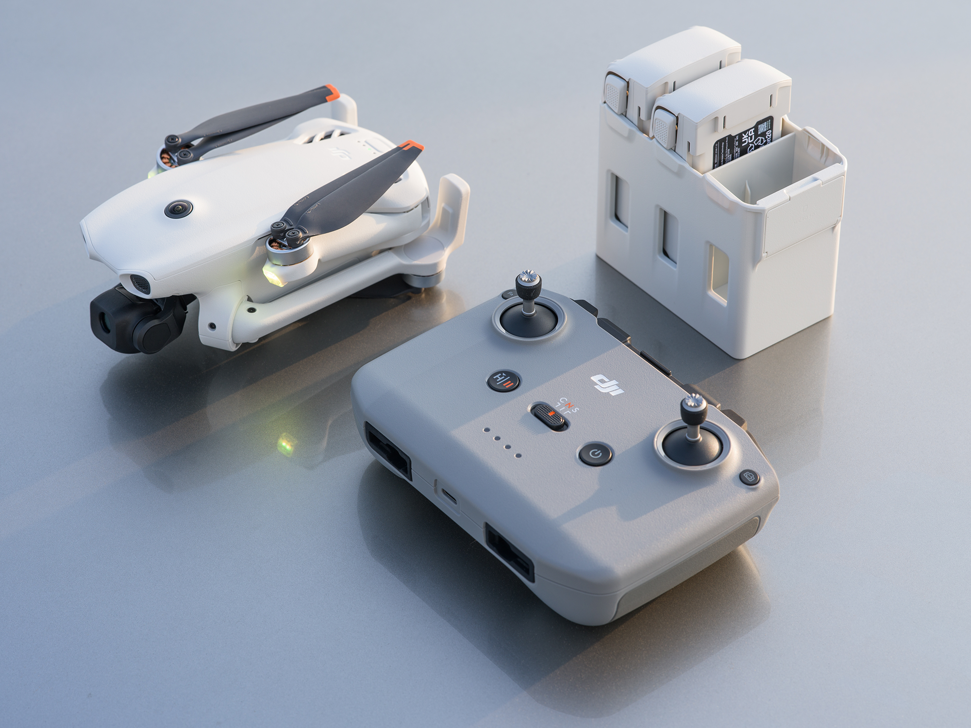 Długi czas lotu i większy komfort pracy w wersji Fly More Combo