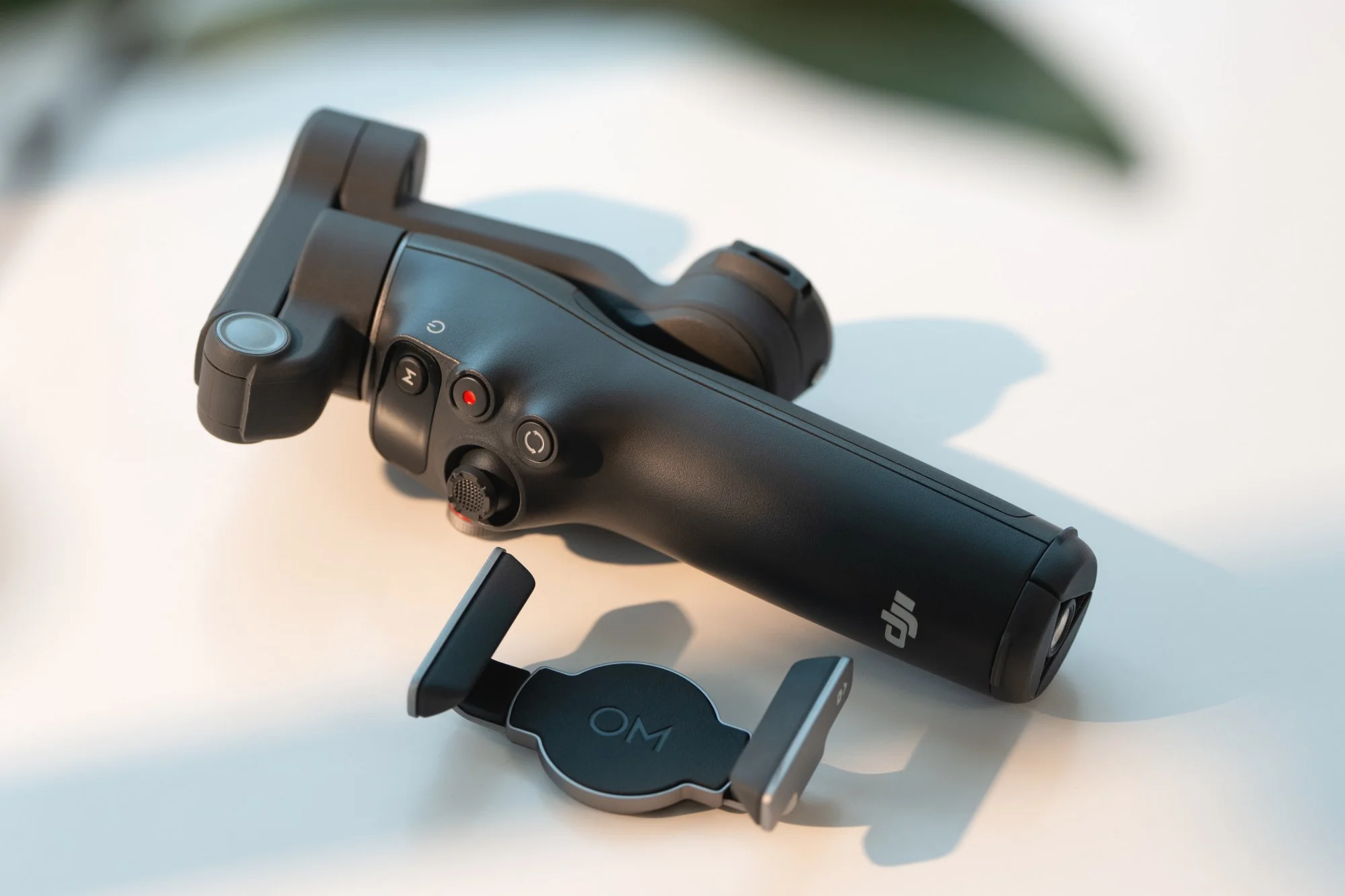 Zintegrowany wysięgnik, statyw i magnetyczny uchwyt