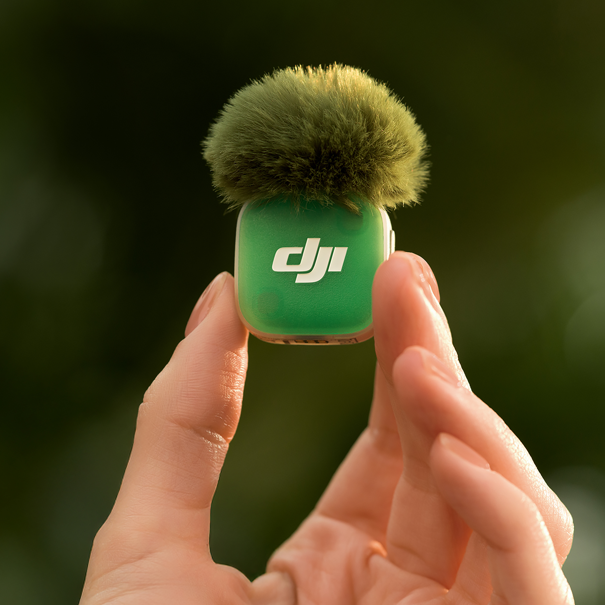 Kompaktowy mikrofon DJI Mic Mini 2 przypięty do ubrania