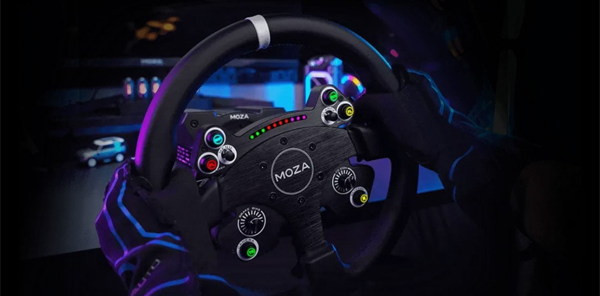 Kierownica MOZA CS V2P i zestaw Drift x Rally podczas jazdy w symulatorze