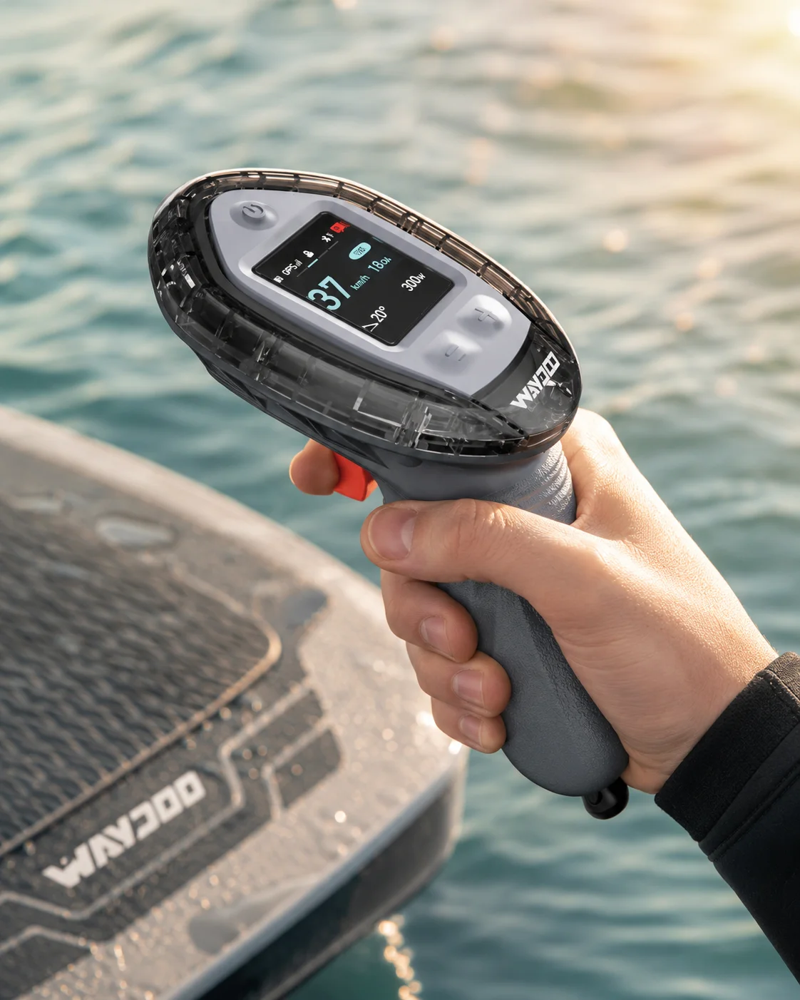 Pilot Waydoo EVO Remote podczas sterowania deską eFoil na wodzie