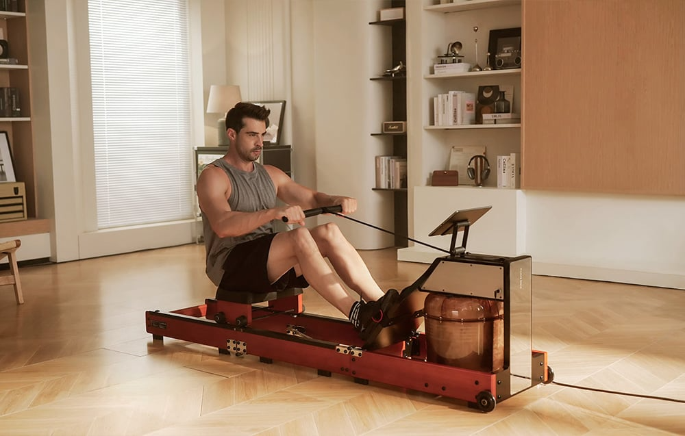 Trening na stabilnym wioślarzu KINGSMITH WM10 orzech w domowym wnętrzu