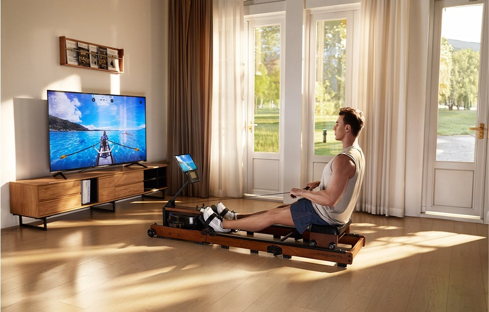 Trening na wioślarzu wodnym KINGSMITH RMWR3LF w salonie