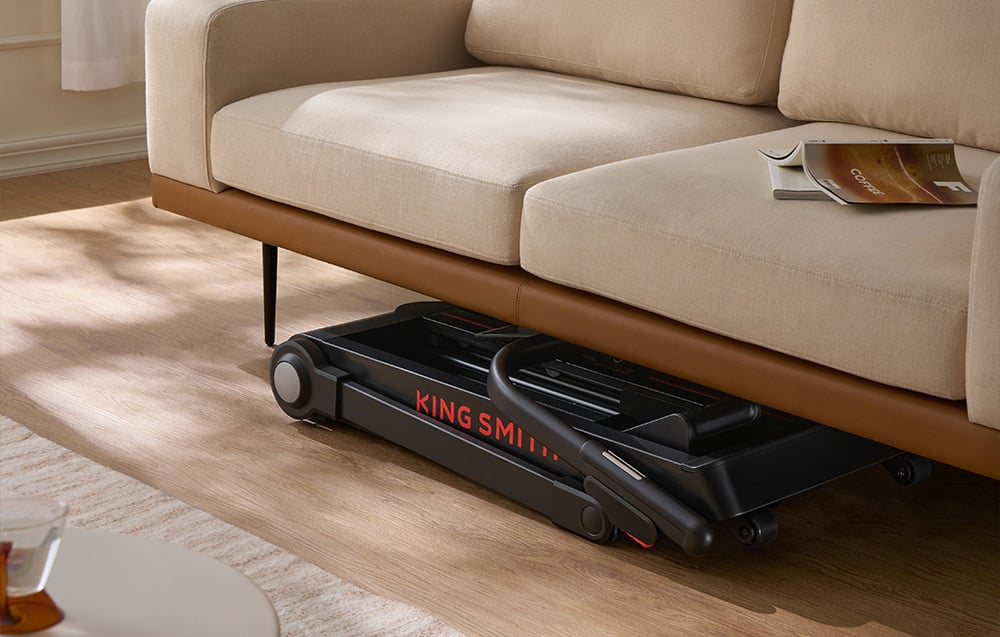 Złożony stepper KINGSMITH Stair Go STE001 przechowywany pod kanapą
