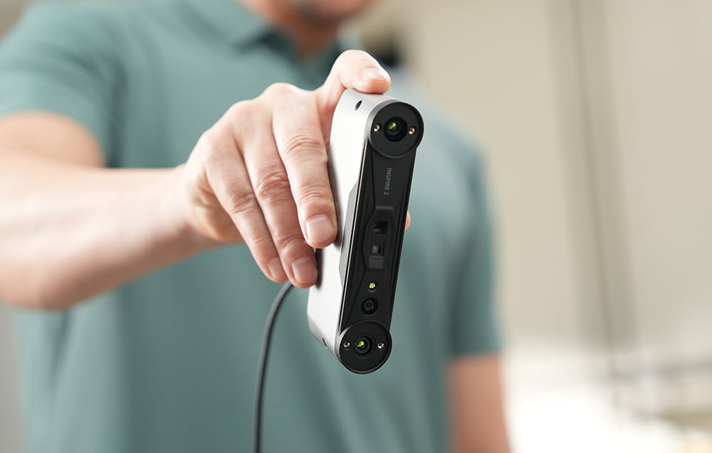 Mężczyzna trzymający skaner 3D Revopoint Inspire 2 Premium