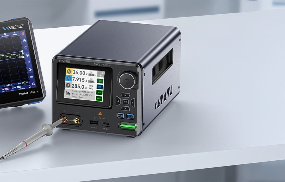 Zasilacz FNIRSI IPS3608 podczas pracy na stanowisku elektronicznym